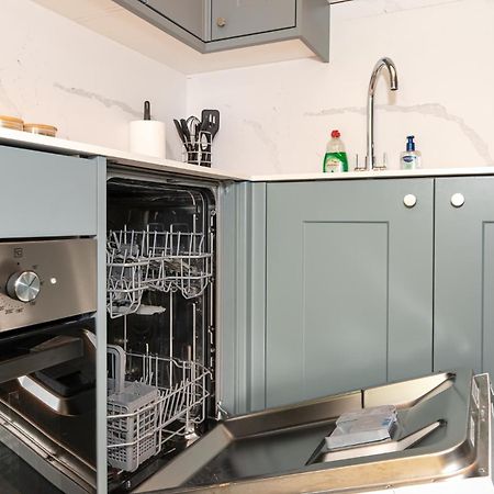 2-Bedroom Victorian Apartment In Kensington ลอนดอน ภายนอก รูปภาพ