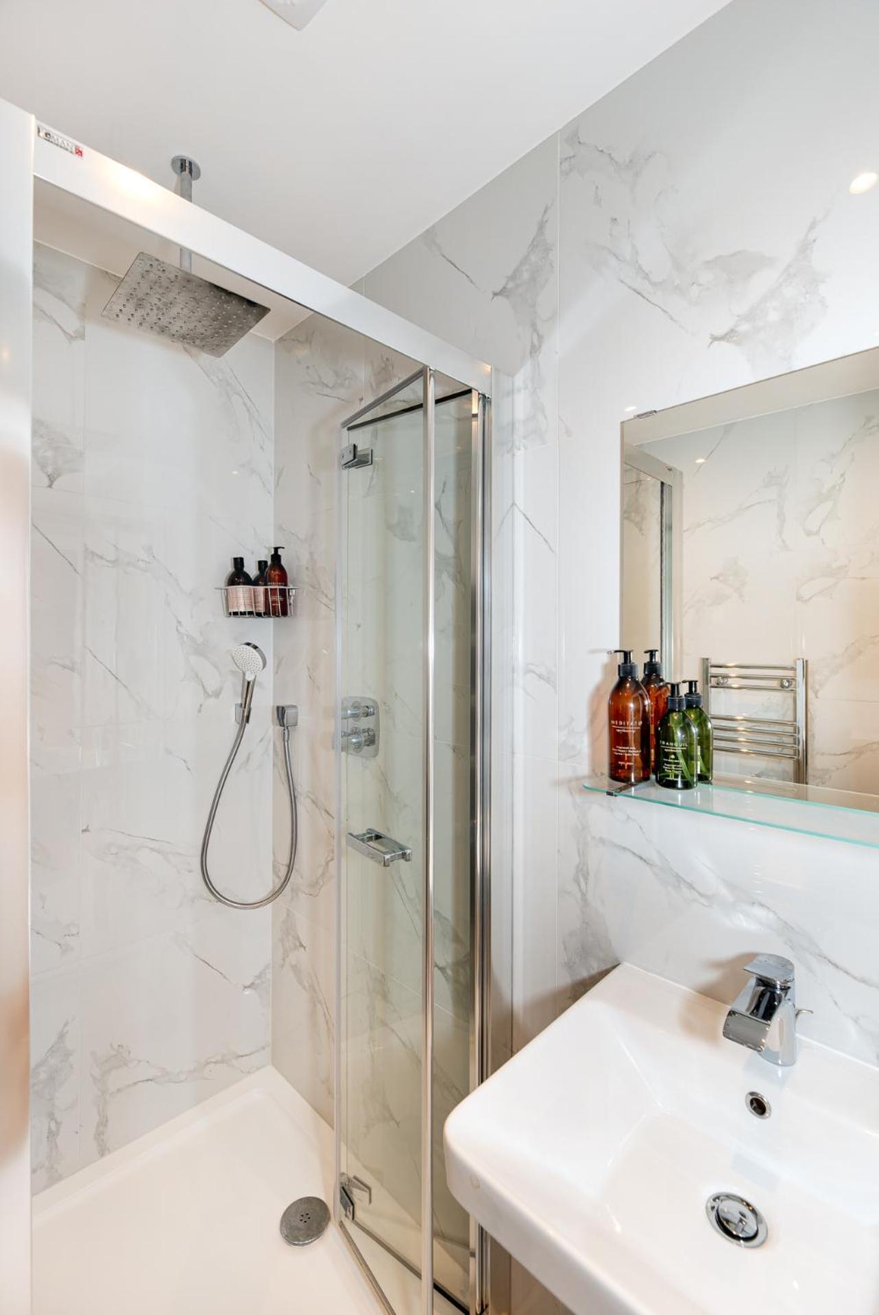 2-Bedroom Victorian Apartment In Kensington ลอนดอน ภายนอก รูปภาพ