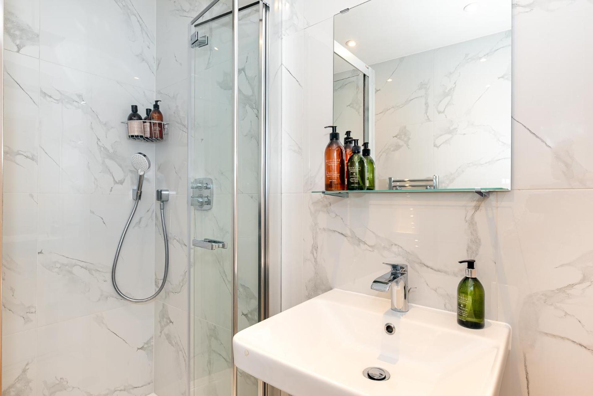 2-Bedroom Victorian Apartment In Kensington ลอนดอน ภายนอก รูปภาพ