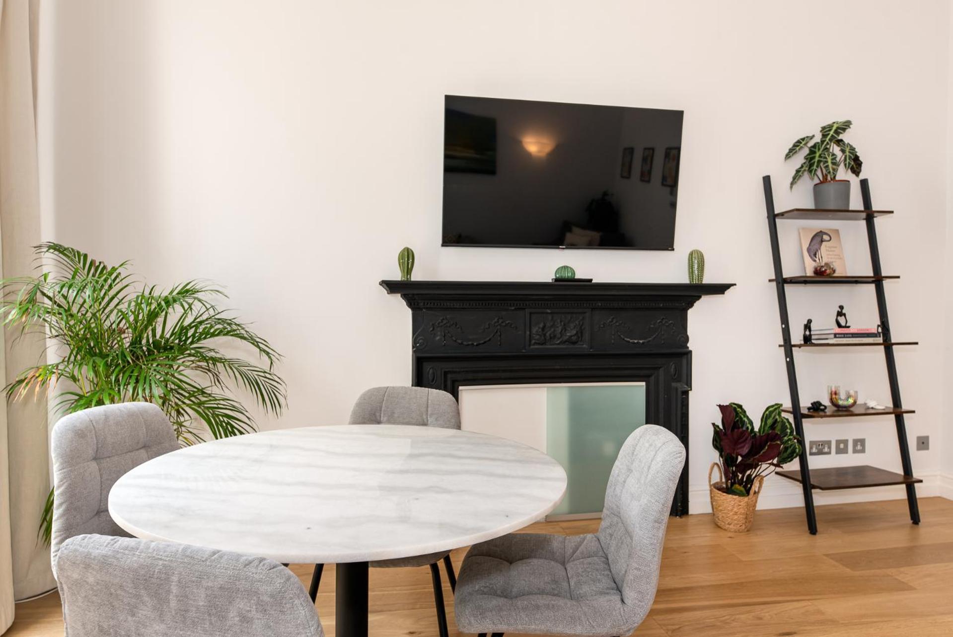 2-Bedroom Victorian Apartment In Kensington ลอนดอน ภายนอก รูปภาพ