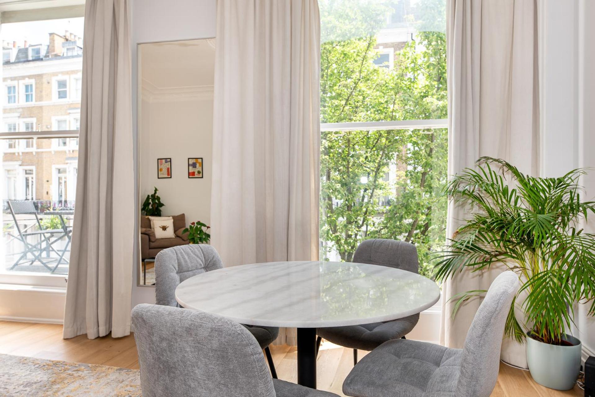 2-Bedroom Victorian Apartment In Kensington ลอนดอน ภายนอก รูปภาพ